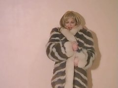 Name video - Langbeinige blondine ...