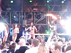 Name video - Die frauen zogen sic ...